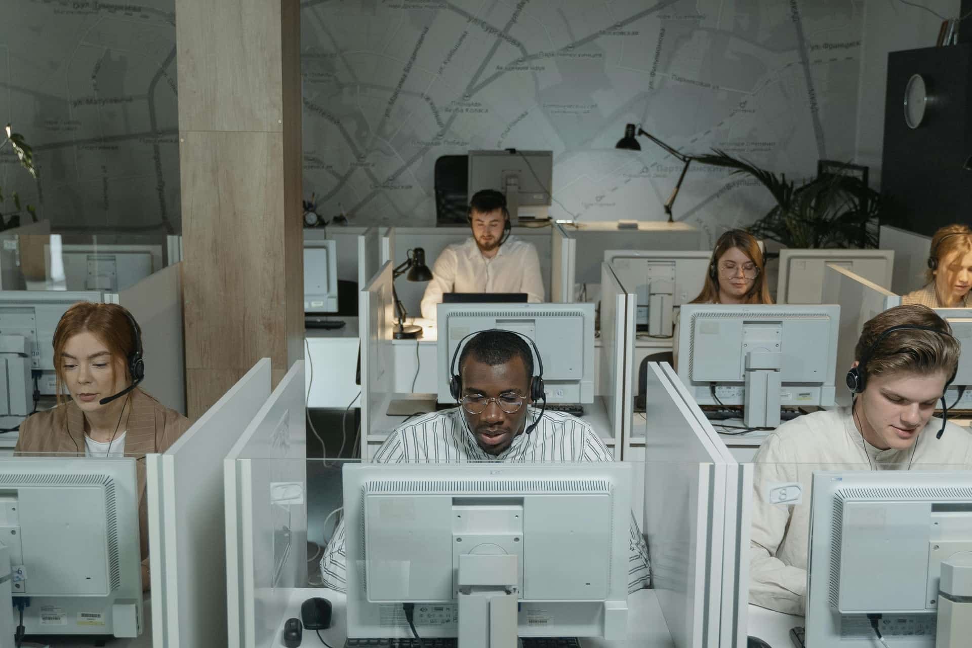 Phone Answering Service Cost: Comparing Virtual Receptionists, AI Agents, and More for Emergency Helplines