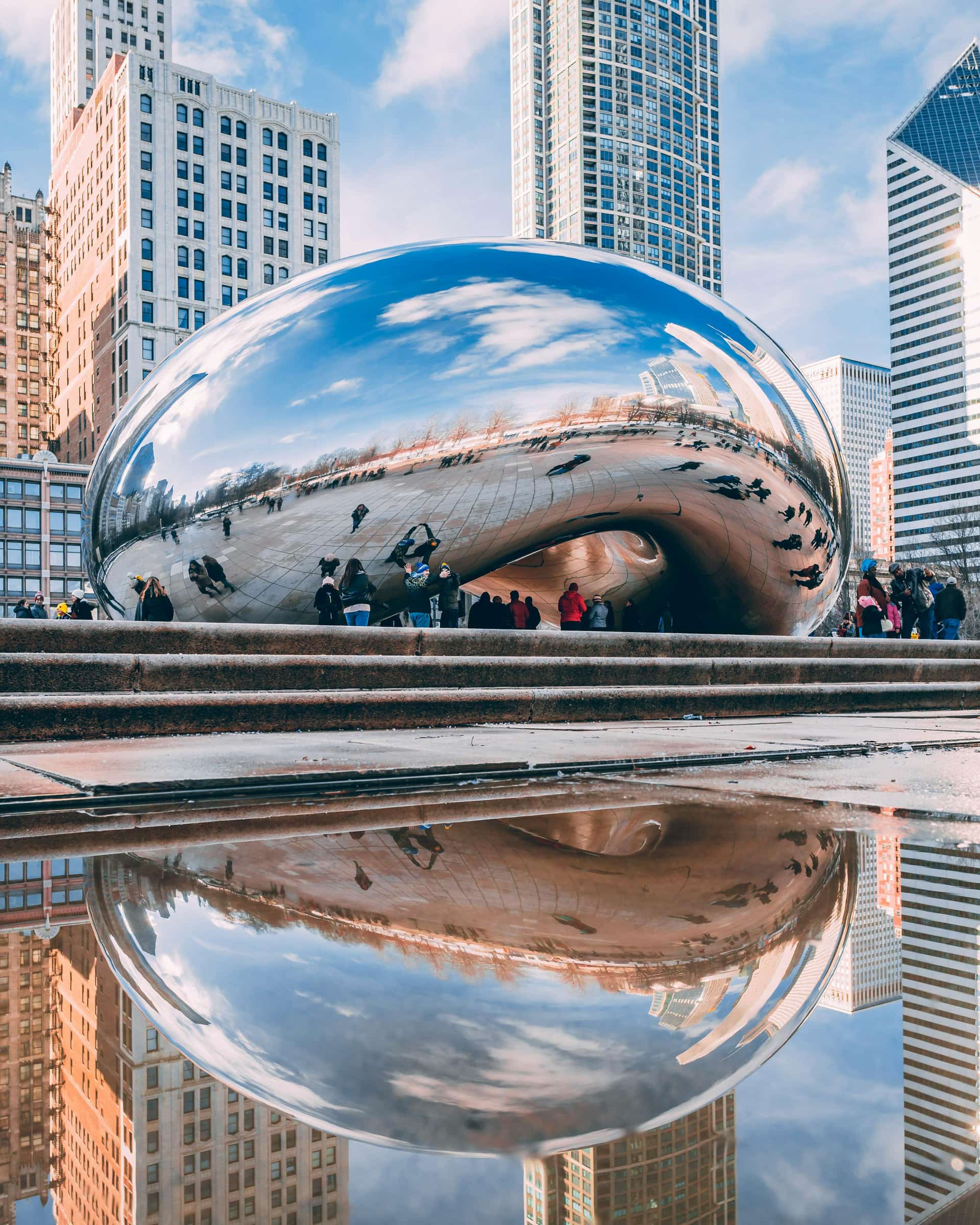 Cloud Gate in Chicago reflecting the skyline